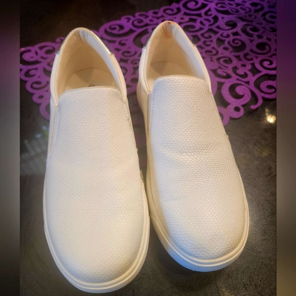 Vepose White Loafers Sleek Slip-On Shoes Size 7.5
